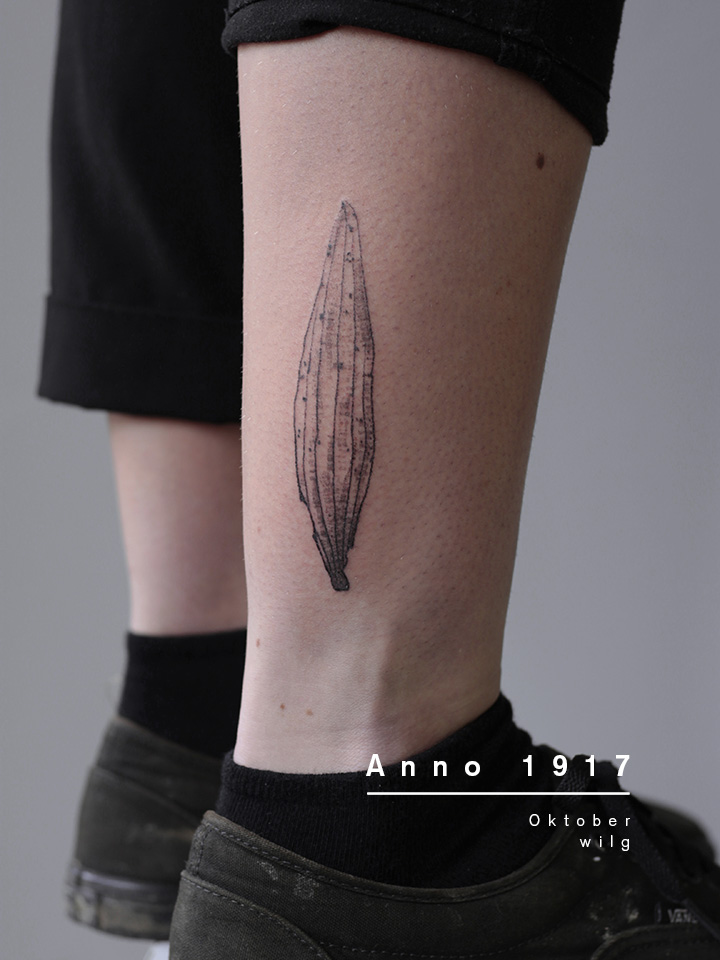 handpoke tattoo op de rechter enkel uit het anno_1917 project. De tattoo is van een gedroogd ginkgo blad. Plant informatie op de afbeelding: wilg, oktober