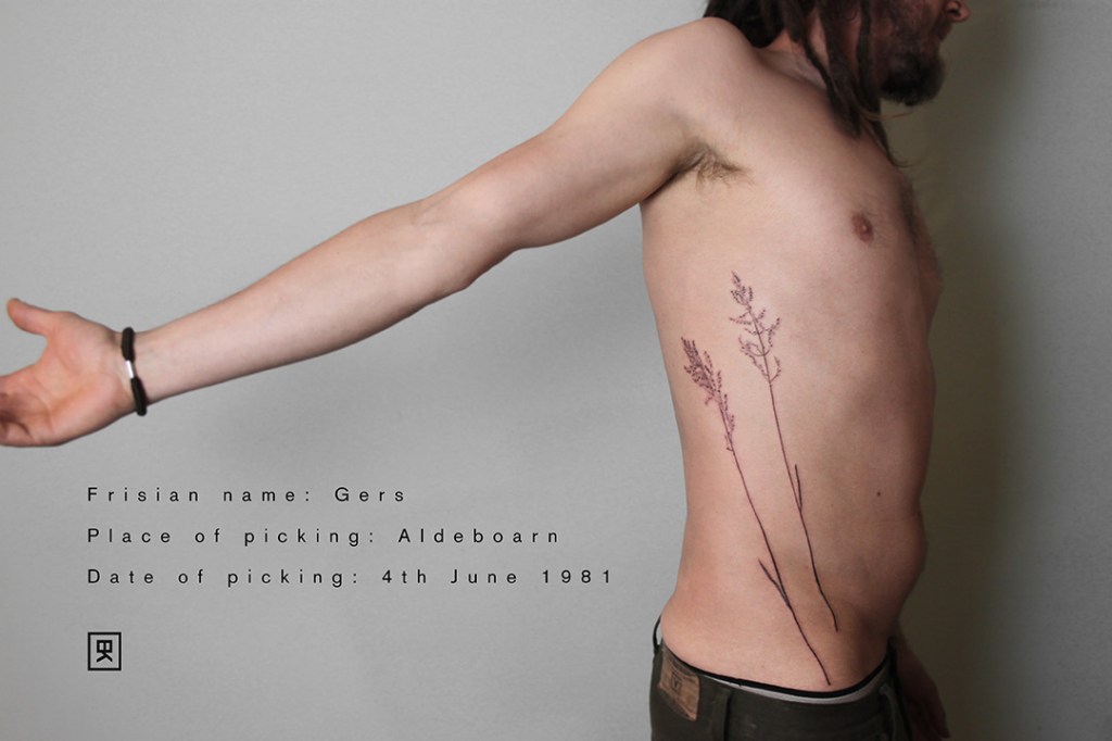 handpoke tattoo op de rechter zij uit het Filigree project. De tattoo is ongeveer 45 centimeter groot. Plant informatie op de afbeelding: friese naam: Gers. Vindplaats: Oldeboorn. Datum: 4 juni 1980