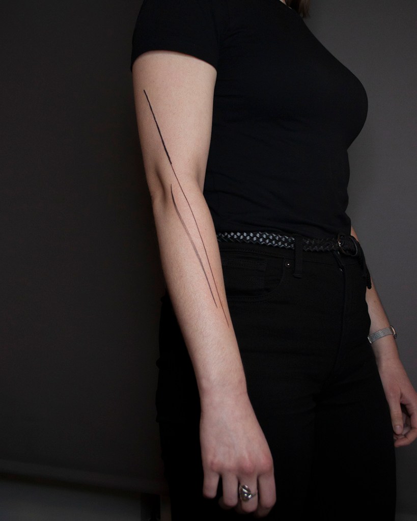 botanical handpoke tattoo op arm. organisch minimalisme