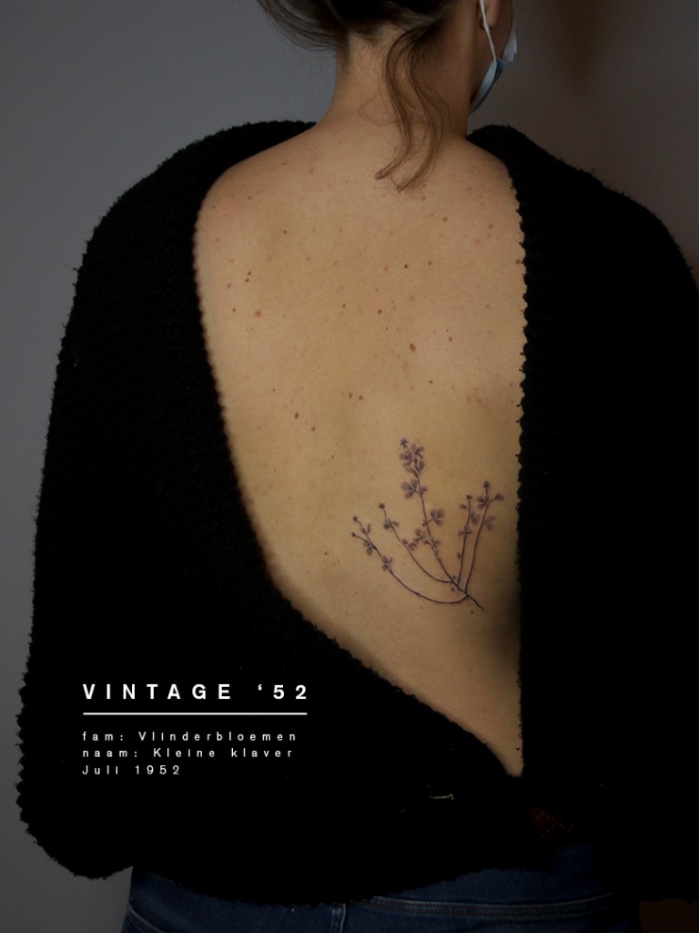 handpoke tattoo van een gedroogde plant die geplukt is in 1952. De tattoo zit rechts op de onderrug