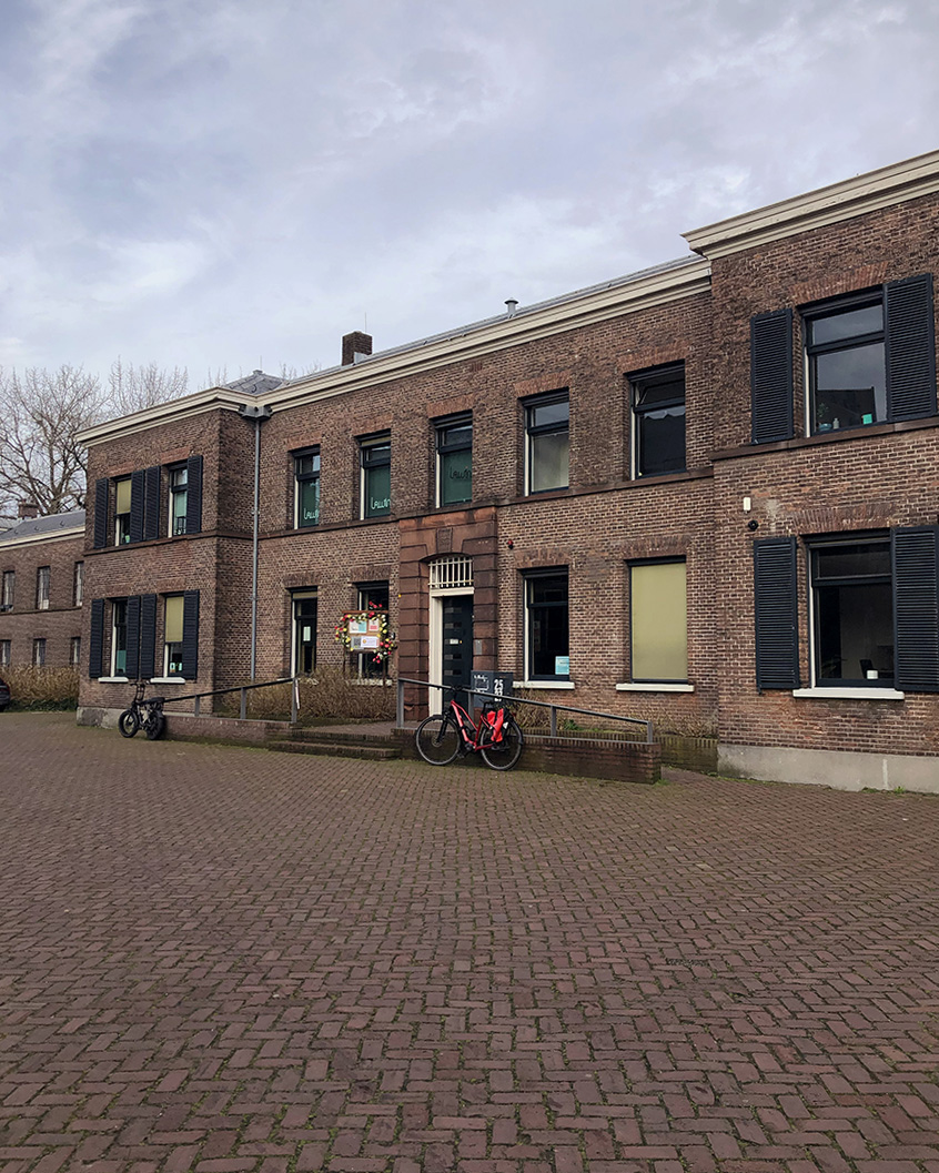 foto van de hoofdingang van het wolvenplein