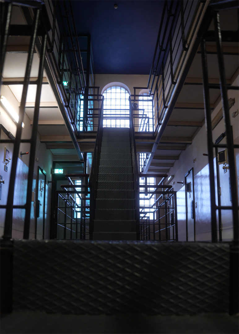 Een foto van een gang de locatie van mijn studio; in een oude gevangenis.